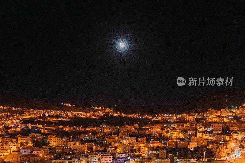 Wadi Musa镇的夜景